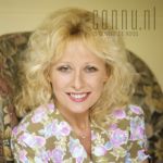 23-04-1991 Bonnie St. Clair at studio in Amsterdam. Photo: Govert de Roos/Connu

[keywords]Half Length, Eyecontact[/keywords]